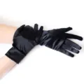 Damen kurze schwarze Satinhandschuhe für Sonnenschutz, Tanzaufführungen und Vintage Partys. - Kartenverpackung / Schwarz