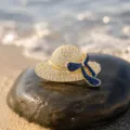 Gedetailleerd strass hoed broche detail, elegante reversspeld voor stijlvolle dames. - Hoed broche met blauwe strik