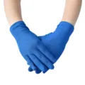 Nahaufnahme von blauen Stretch-Satin-Damenhandschuhen mit weichem Stoff und sauberen Nähten. - Einheitsgröße / Blau
