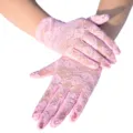 Nahaufnahme von kurzen rosa Spitzenhandschuhen, zartes Blumenmuster fuer eleganten Sonnenschutz. - Einheitsgröße / Rosa