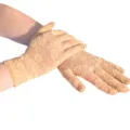 Detailansicht kurzer Damen-Spitzen-Sonnenschutzhandschuhe in Beige, ideal für Fahrt und Reisen. - Einheitsgröße / Hautfarben