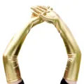 Gros plan détaillé de longs gants dorés métalliques brillants, montrant une texture lisse. - Or - Emballage avec carte en papier