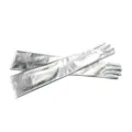 Gants longs métalliques argentés vue de détail, accessoire idéal pour cosplay et fête. - Argent - Emballage avec carte en papier