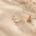 Gedetailleerde close-up van een gouden hondenbroche met schitterende zirkoon en open design. - Opengewerkte gepolijste hondenbroche