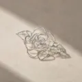 Zilveren holle roos broche, elegante metalen bloem lapelspeld voor vrouwen jassen en kleding. - Zilveren opengewerkte rozenbroche