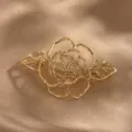 Elegante gouden holle roos broche voor vrouwen, chique vintage bloem speld voor jas jurk. - Gouden opengewerkte rozenbroche
