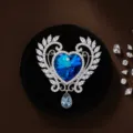 Prachtige hart kristallen broche, elegant hol ontwerp met sprankelende strass stenen. - Saffierblauw