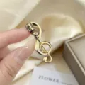 Gouden microfoon muzieknoot broche, elegante mode speld voor trui pak kraag chique sieraden. - Microfoon broche