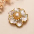 Elegante parel bloem broche, luxe gouden pak speld en modieus accessoire voor vrouwen. - Goudgele parelbloembroche