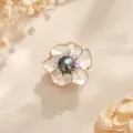 Elegante bloem broche speld met zwarte parel in het midden en sprankelende zirkonia. - Glanzende zwarte parelbloembroche