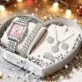 Set regalo orologio quarzo donna quadrante rosa quadrato bracciale strass collana anello - Orologio Con Quadrante Rosa E Set Di Gioielli (Senza Scatola)