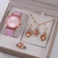 Orologio al quarzo con cinturino in pelle rosa e set regalo collana orecchini anello cristallo. - Stile Cuore Quadrante Rosa Cinturino in Pelle Rosa (Senza Scatola) / Orologio al Quarzo + Set di Gioielli a Cuore in Cristallo Rosa