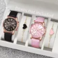 Vista dettagliata del set di orologi al quarzo e bracciale con cuore, cinturino in pelle. - Stile Quadrante Nero e Rosa Ciondolo Cuore (21) / Set da 4 Pezzi (Senza Scatola)