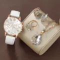 Orologio al quarzo da donna e set di gioielli in cristallo con cinturino in pelle e pendente. - Stile Quadrante Bianco Cinturino in Pelle Bianca (Senza Scatola) / Orologio al Quarzo + Set di Gioielli in Cristallo a Goccia