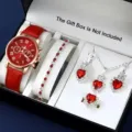 Vista ravvicinata dettagliata del set di gioielli con orologio bracciale collana e anello - Stile Cuore Quadrante Rosso Cinturino in Pelle Rossa (Senza Scatola) / Orologio al Quarzo + Set di Gioielli a Cuore in Rubino e Strass