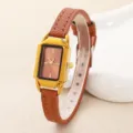 Nahaufnahme der Vintage Damen Armbanduhr mit braunem Lederarmband und goldenem Zifferblatt. - Goldenes Gehäuse Braunes Armband