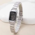 Elegante orologio da donna con quadrante rettangolare nero e cinturino in metallo argentato. - Cinturino in Metallo Argento / Quadrante Nero