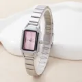 Vista dettagliata di un orologio donna al quarzo con quadrante rosa e cinturino metallo. - Cinturino in Metallo Argento / Quadrante Rosa