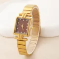 Detailaufnahme der eleganten goldenen Uhr mit braunem Zifferblatt und Metallarmband. - Gold Brauner Zifferblatt-Stil (hh637) / Gold