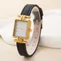 Elegante Damen-Quarzuhr mit quadratischem Goldgehäuse und schwarzem strukturiertem Lederarmband. - Schwarz