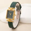Elegante Quarzuhr mit quadratischem goldfarbenen Gehäuse und strukturiertem grünem Lederarmband. - Dunkelgrün