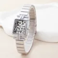 Close-up detail van dames vierkante horloge met luipaardprint wijzerplaat en metalen band. - Zilveren Band (hh637) / Luipaard Wijzerplaat (3)