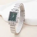 Gedetailleerde close-up van het luxe vierkante dameshorloge met groene wijzerplaat en zilveren band. - Zilveren Band (hh637) / Groene Wijzerplaat (2)