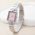 Detailopname van rechthoekige dames quartz horloge met roze wijzerplaat en zilveren band. - Zilveren Band (hh637) / Roze Wijzerplaat (1)