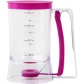 Transparante plastic beslagdispenser met roze deksel, maatbeker en trechter voor bakken. - YL-097 Beslag Dispenser Beker