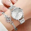 Set elegante orologio al quarzo argento e bracciale in cristallo, dettaglio al polso. - Set 2 con Gioielli