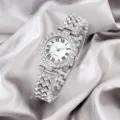 Elegante Damen Quarzuhr mit funkelnden Strasssteinen und edlem silbernen Armband - 7