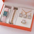 Primer plano detalle de reloj cuarzo mujer con correa cuero rosa y caja set joyas strass. - Estilo 2 + Conjunto de Accesorios (Sin Caja)