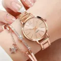 Primo piano dettagliato di un elegante orologio al quarzo in oro rosa con bracciale. - 2+Braccialetto