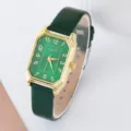 Dettaglio orologio con quadrante quadrato verde, cassa dorata e cinturino in pelle. - Orologio Verde