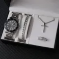Vista dettagliata del set regalo da uomo con orologio al quarzo, collana e bracciale. - Set da 4 Pezzi Orologio e Gioielli di Tendenza da Uomo con Ghiera Nera (A1-Senza Scatola)