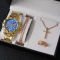Vista di dettaglio set regalo orologio quarzo oro uomo bracciale collana anello design - Prezzo Diretto di Fabbrica / Set da 4 pezzi orologio quadrante blu cornice dorata e gioielli (A17)