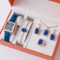 Vista ravvicinata dettagliata dell'orologio da donna quadrato e set di gioielli blu. - 20+ Accessori (senza scatola)