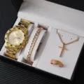 Set orologio oro uomo con bracciale maglia catena collana croce e anello in confezione regalo. - Prezzo Diretto di Fabbrica / Set da 4 pezzi orologio dorato e gioielli (A14)