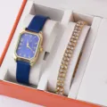 Primo piano di orologio da donna al quarzo con cinturino in pelle blu e bracciale. - Quadrante Blu Cassa Ottagonale Dorata Orologio con Bracciale Strass Doppia Fila / Set di Gioielli (Senza Scatola)
