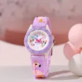 Primo piano di un grazioso orologio per bambini con cinturino fenicottero e quadrante. - Taglia unica / Fenicottero Viola
