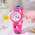 Primo piano dettaglio di orologio in silicone rosa per bambini con graziosi fiori e farfalle. - 37mm / Rosa Cartone Animato (51)