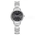 Vista ravvicinata dettagliata dell'elegante orologio da donna al quarzo argento con quadrante. - Stile Solo Orologio / Nero/Argento
