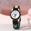 Vista ravvicinata e dettagliata di un elegante orologio per bambini con design a cartoni. - Taglia unica / Stile Auto Bianco e Nero (46)