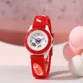 Vista dettaglio dell'orologio per bambini con cinturino in silicone rosso e quadrante. - Prezzo Diretto di Fabbrica / Stile Mamma Football Americano / Rosso