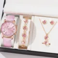 Vista dettagliata dell'orologio in pelle rosa e del set di gioielli con cuore in cristallo. - Stile 7 (Senza Confezione Regalo)
