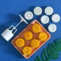 Detail opname van 50g ronde maanwafel persvorm set met verwisselbare stempels en houten dienblad. - 50g Ronde set 7