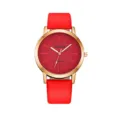 Primo piano del cinturino in pelle rossa e del quadrante dorato di questo orologio al quarzo. - Stile Solo Orologio (Y015) / Rosso