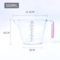 Transparante kunststof maatbeker met roze handvat, 500 ml capaciteit voor de keuken. - 500ml Maatbeker