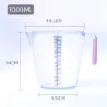 Transparante kunststof maatbeker met 1000 ml inhoud en roze handvat voor bakken. - 1000ml Maatbeker