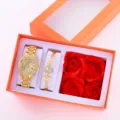 Vista dettagliata del set regalo orologio quarzo donna con bracciale metallo e rose di sapone. - Con Bracciale 1 / Senza Confezione Regalo / Oro